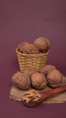 Mor arka planda ceviz yığını