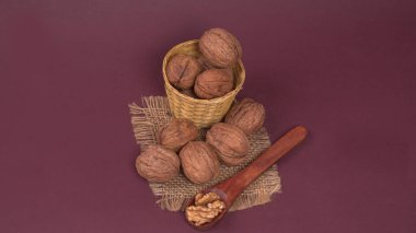 Mor arka planda ceviz yığını