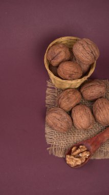 Mor arka planda ceviz yığını