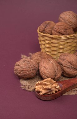 Mor arka planda ceviz yığını