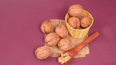 Mor arka planda ceviz yığını