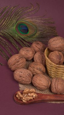 Tavus kuşu tüylü bir takım fındık