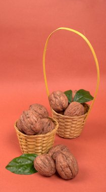 Turuncu arka planda ceviz yığını