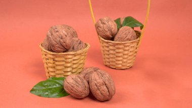 Turuncu arka planda ceviz yığını