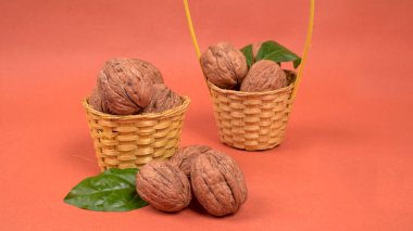 Turuncu arka planda ceviz yığını