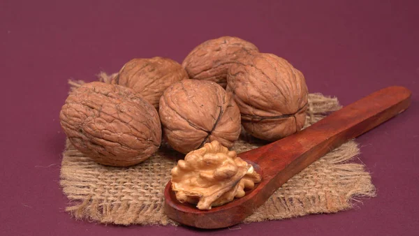 Mor arka planda ceviz yığını