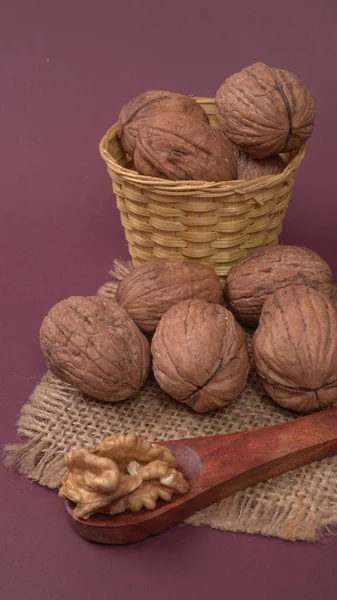 Mor arka planda ceviz yığını