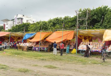 Gündüz vakti tipik Hint pazarı.