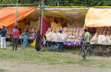 Gündüz vakti tipik Hint pazarı.