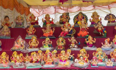 Satılık Hint Ganesha heykeli.