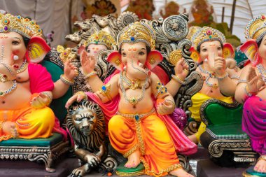 Satılık Hint Ganesha heykeli.