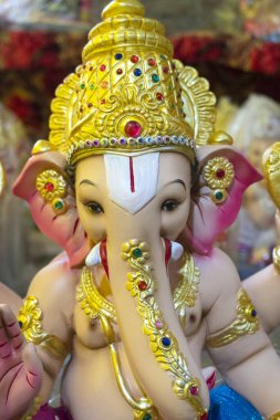 Satılık Hint Ganesha heykeli.