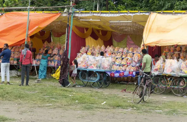 Gündüz vakti tipik Hint pazarı.