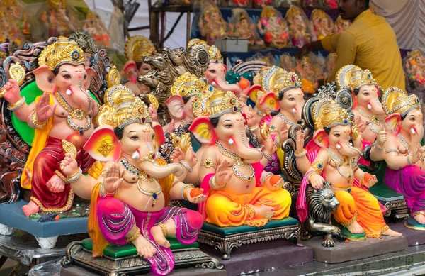 Satılık Hint Ganesha heykeli.