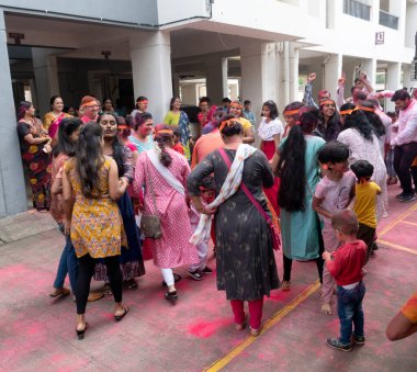 Hindistan 'da insanlar Holi festivalini kutluyor.