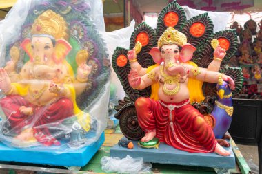 Hindistan Hindu heykelleri ve Ganesha heykelleri pazarda.