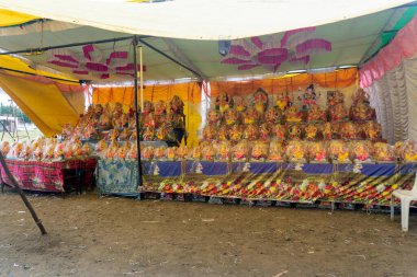 Hindistan Hindu heykelleri ve Ganesha heykelleri pazarda.