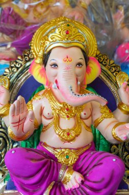 Hindistan Hindu heykelleri ve Ganesha heykelleri pazarda.