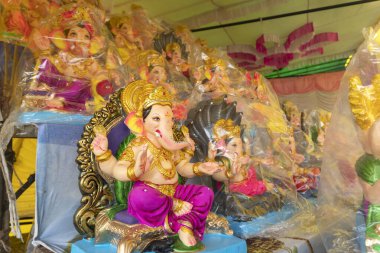 Hindistan Hindu heykelleri ve Ganesha heykelleri pazarda.