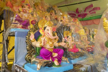 Hindistan Hindu heykelleri ve Ganesha heykelleri pazarda.