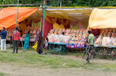 Gündüz vakti tipik Hint pazarı.