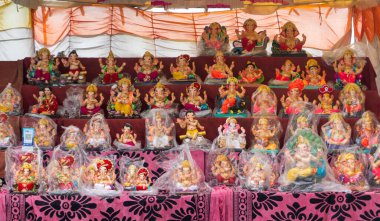 Hindistan Hindu heykelleri ve Ganesha heykelleri pazarda.