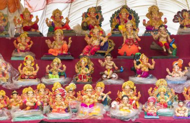 Hindistan Hindu heykelleri ve Ganesha heykelleri pazarda.
