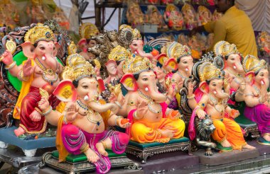 Hindistan Hindu heykelleri ve Ganesha heykelleri pazarda.
