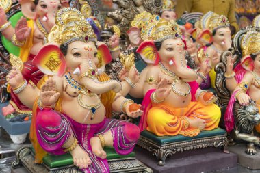 Hindistan Hindu heykelleri ve Ganesha heykelleri pazarda.