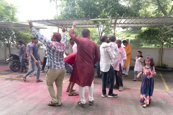 Hindistan 'da insanlar Holi festivalini kutluyor.