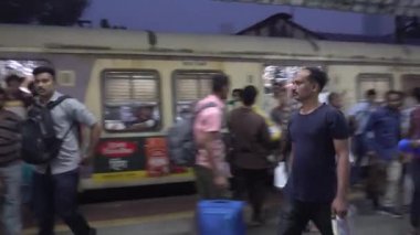 Mumbai, Maharashtra, Hindistan - 15 Kasım 2023: Mumbai Yerel Tren İstasyonu, dadar.