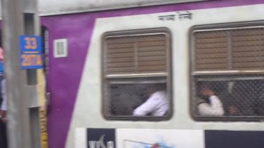 Mumbai, Maharashtra, Hindistan - 15 Kasım 2023: Mumbai Yerel Tren İstasyonu, dadar.