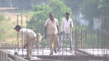 PUNE, MAHARASHTRA, Hindistan 12 AĞUSTOS 2023: İnşaat alanında çalışan işçiler