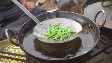 PUNE, MAHARASHTRA, Hindistan 12 AĞUSTOS 2023: Kişi pişirme yemeği