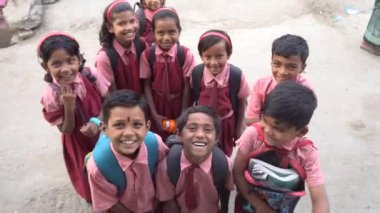 MAHARASHTRA, INDIA 12 AĞUSTOS 2023: Okul çocuklarının üniformalı görüntüleri