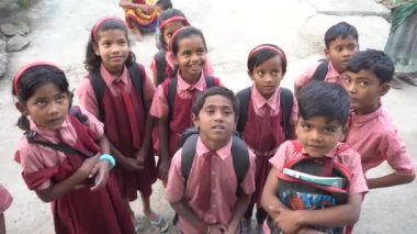 MAHARASHTRA, INDIA 12 AĞUSTOS 2023: Okul çocuklarının üniformalı görüntüleri