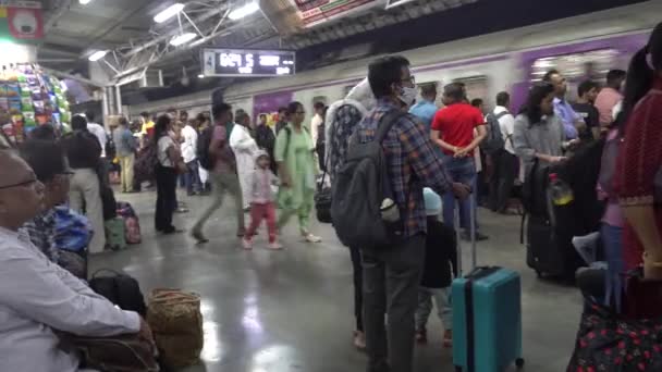 Mumbai Maharashtra Hindistan Kasım 2023 Mumbai Yerel Tren Stasyonu Dadar — Stok video