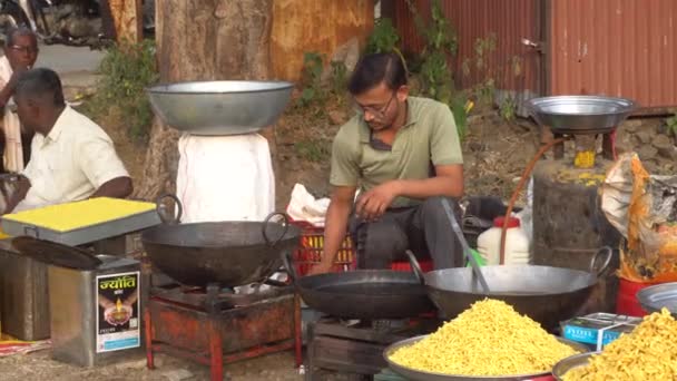 Pune Maharashtra Indien August 2023 Mann Kocht Traditionelles Indisches Essen — Stockvideo