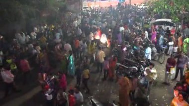 PUNE, MAHARASHTRA, INDIA - 7 Eylül 2023: Genç insanlardan oluşan bir kalabalık parkta toplandı ve Krishna Doğumu sırasında Dahi Handi festivalinin tadını çıkarıyor.