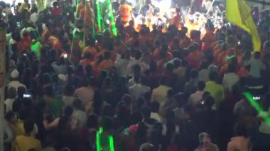 PUNE, MAHARASHTRA, INDIA - 7 Eylül 2023: Genç insanlardan oluşan bir kalabalık parkta toplandı ve Krishna Doğumu sırasında Dahi Handi festivalinin tadını çıkarıyor.