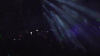 PUNE, MAHARASHTRA, INDIA - 7 Eylül 2023: Genç insanlardan oluşan bir kalabalık parkta toplandı ve Krishna Doğumu sırasında Dahi Handi festivalinin tadını çıkarıyor.