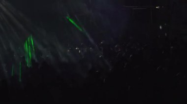 PUNE, MAHARASHTRA, INDIA - 7 Eylül 2023: Genç insanlardan oluşan bir kalabalık parkta toplandı ve Krishna Doğumu sırasında Dahi Handi festivalinin tadını çıkarıyor.