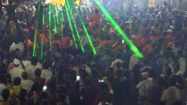 PUNE, MAHARASHTRA, INDIA - 7 Eylül 2023: Genç insanlardan oluşan bir kalabalık parkta toplandı ve Krishna Doğumu sırasında Dahi Handi festivalinin tadını çıkarıyor.