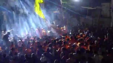 PUNE, MAHARASHTRA, INDIA - 7 Eylül 2023: Genç insanlardan oluşan bir kalabalık parkta toplandı ve Krishna Doğumu sırasında Dahi Handi festivalinin tadını çıkarıyor.