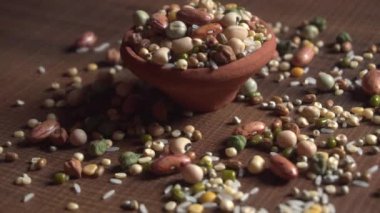 Lezzetli Asya yemekleri ve fasulye karışımının yakın çekim görüntüleri.