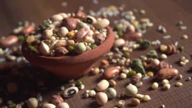 Lezzetli Asya yemekleri ve fasulye karışımının yakın çekim görüntüleri.