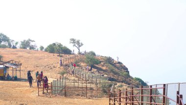 Dağ tepesinde metal çitler