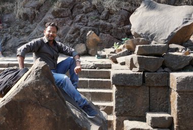 Hintli adam antik kaleyi ziyaret ediyor