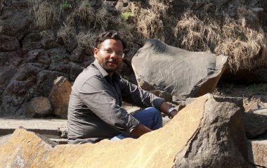 Hintli adam antik kaleyi ziyaret ediyor