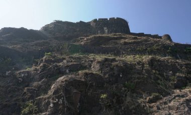 Yazın kayalık dağların güzel manzarası